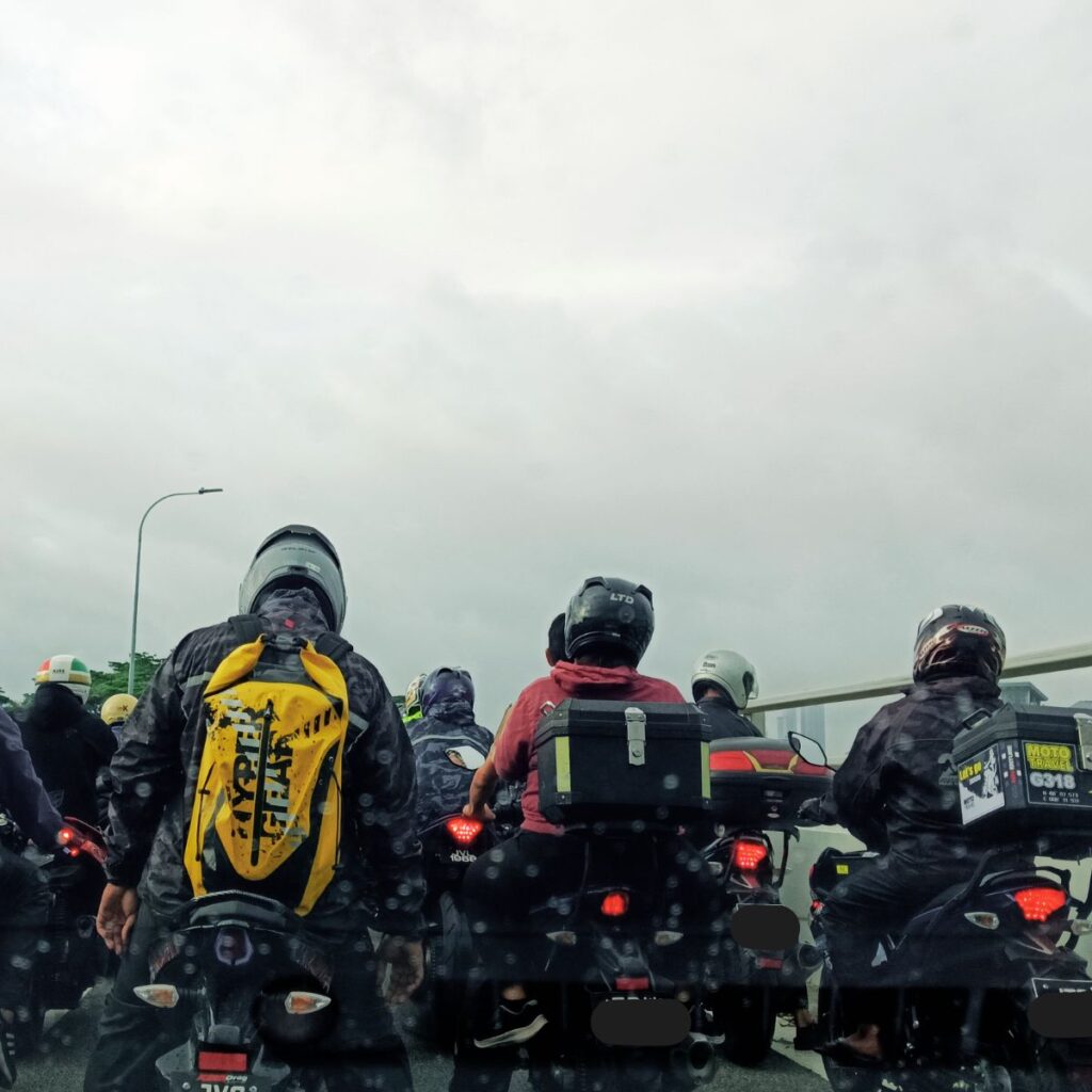 tiap-tiap hari ramai orang Malaysia menunggang motosikal ke Singapore kerja.