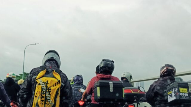 tiap-tiap hari ramai orang Malaysia menunggang motosikal ke Singapore kerja.